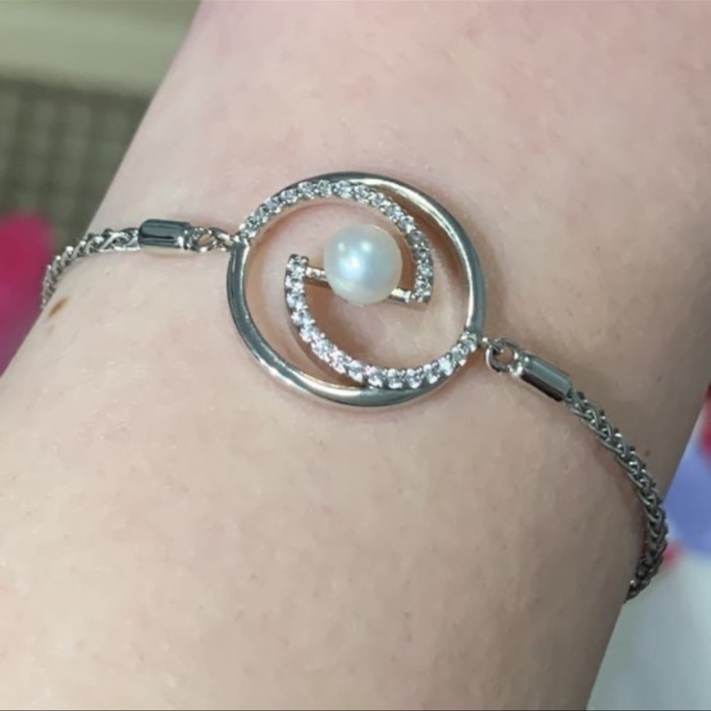 Vantel Pearls Silver Swirl Bracelet with White Pearl